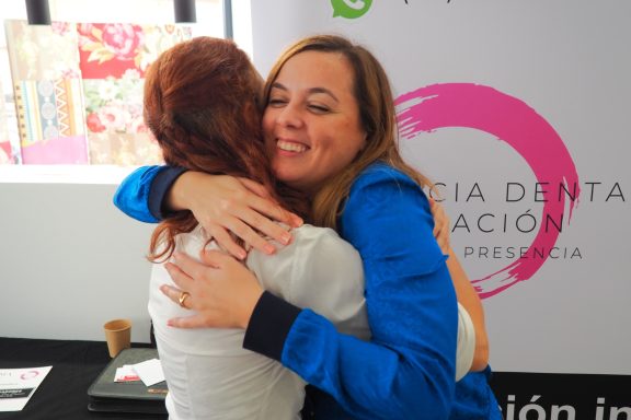 Profesional de Presencia Dental abraza a una paciente en un gesto de confianza
