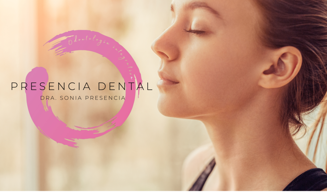 Logotipo circular rosa de Presencia Dental junto al perfil sereno de una mujer