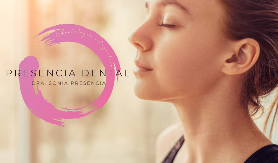 Logotipo circular rosa de Presencia Dental junto al perfil sereno de una mujer